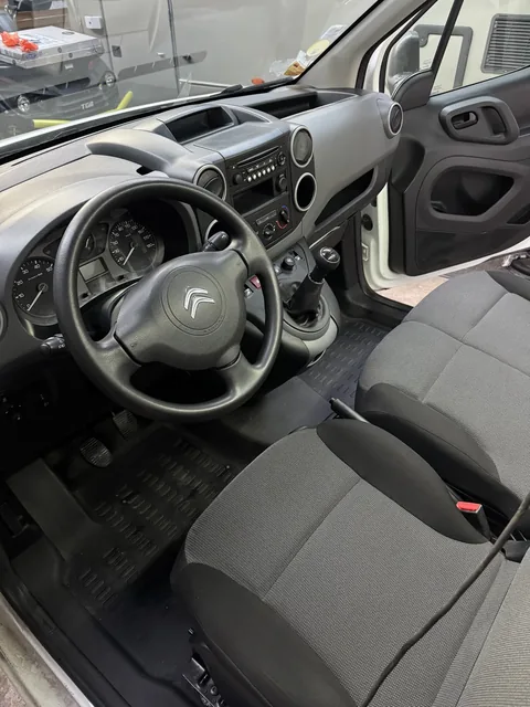 Intérieur Citroën Berlingo utilitaire remis à neuf par Presticar nettoyage auto