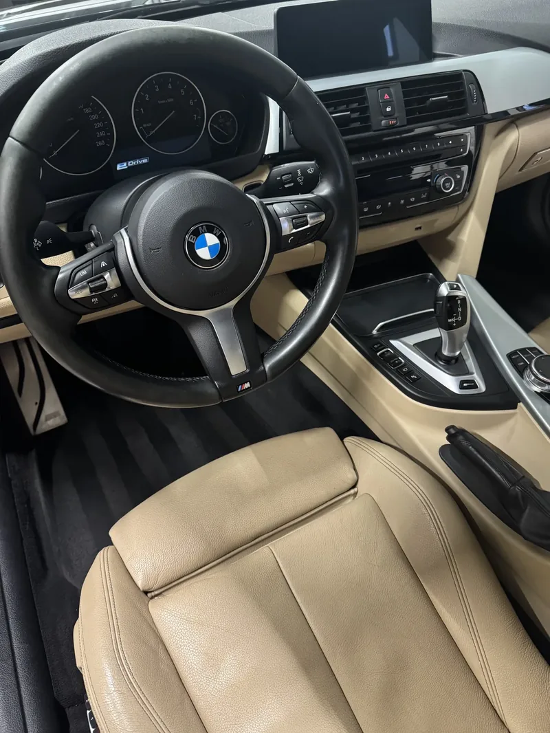Intérieur cuir beige BMW Série 3 nettoyé et nourri par Presticar esthétique automobile à Reims